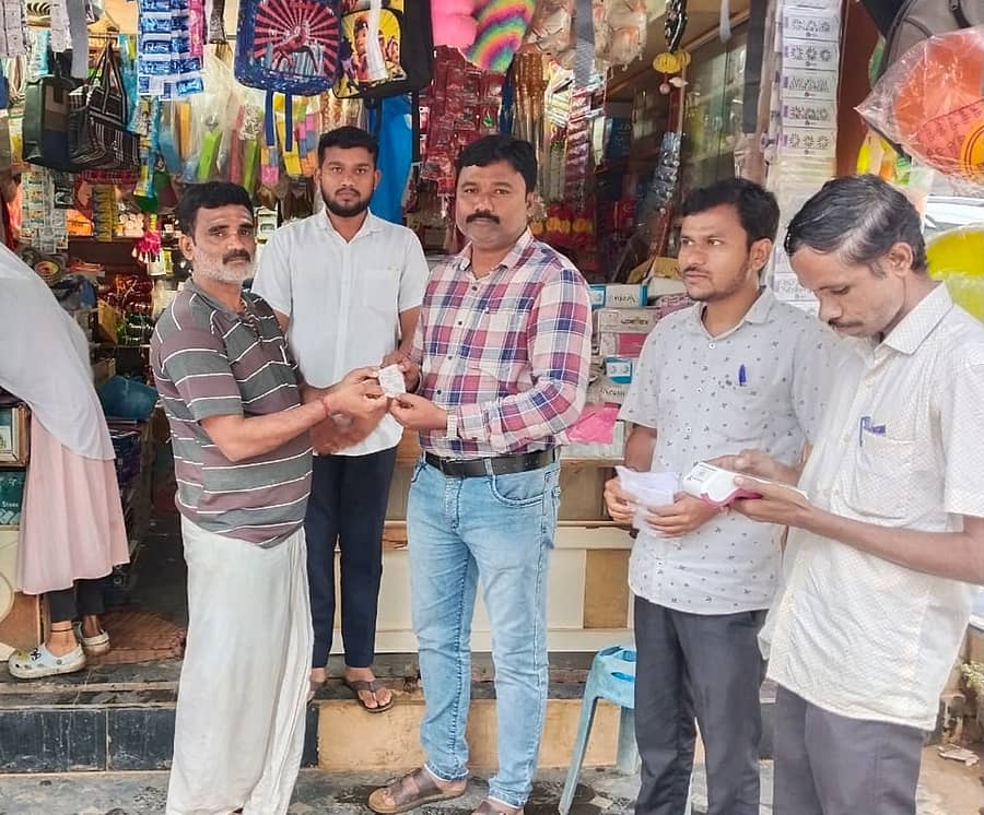 ಹಾವೇರಿ ಜಿಲ್ಲೆಯ ಹಾನಗಲ್ ತಾಲ್ಲೂಕಿನ ಬೊಮ್ಮನಹಳ್ಳಿ ಗ್ರಾಮ ಪಂಚಾಯಿತಿ ಪಿಡಿಒ, ಸಿಬ್ಬಂದಿ ಅಭಿಯಾನದ ಅಂಗವಾಗಿ ಗ್ರಾಮಸ್ಥರಿಂದ ತೆರಿಗೆ ಸಂಗ್ರಹಿಸಿ ರಶೀದಿ ನೀಡಿದರು 