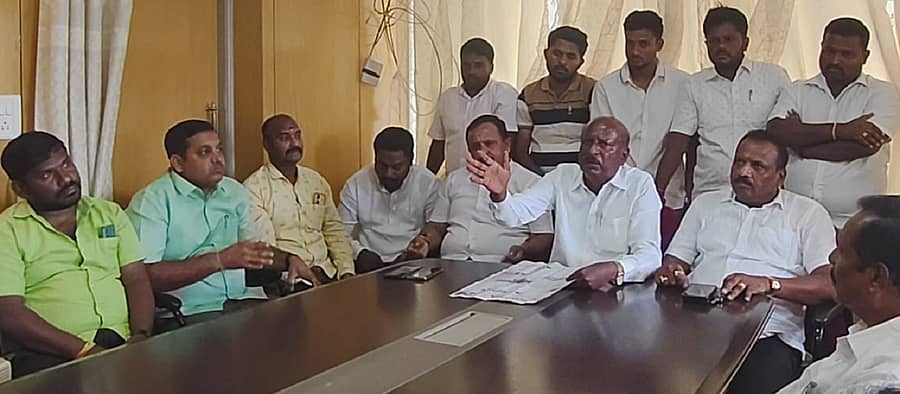 ಶ್ರೀನಿವಾಸಪುರದಲ್ಲಿ ಗುರುವಾರ ಜೆಡಿಎಸ್‌ ಮುಖಂಡರು ಪತ್ರಿಕಾಗೋಷ್ಠಿಯಲ್ಲಿ ಮಾತನಾಡಿದರು