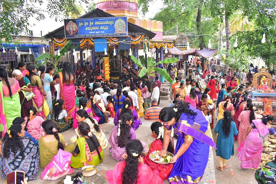 ಮಂಡ್ಯ ನಗರದ ಬನ್ನೂರು ರಸ್ತೆಯಲ್ಲಿನ ಚಾಮುಂಡೇಶ್ವರಿ ದೇವಾಲಯಕ್ಕೆ ನೂರಾರು ಭಕ್ತರು ತೆರಳಿ ವಿಶೇಷ ಪೂಜೆ ಸಲ್ಲಿಸಿದರು