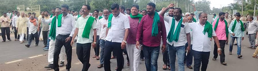 ಹುಕ್ಕೇರಿ ತಾಲ್ಲೂಕಿನ ಹಿಡಕಲ್ ಜಲಾಶಯದ ಬಳಿ ರೈತರು ಶುಕ್ರವಾರ ಪ್ರತಿಭಟಿಸಿದರು