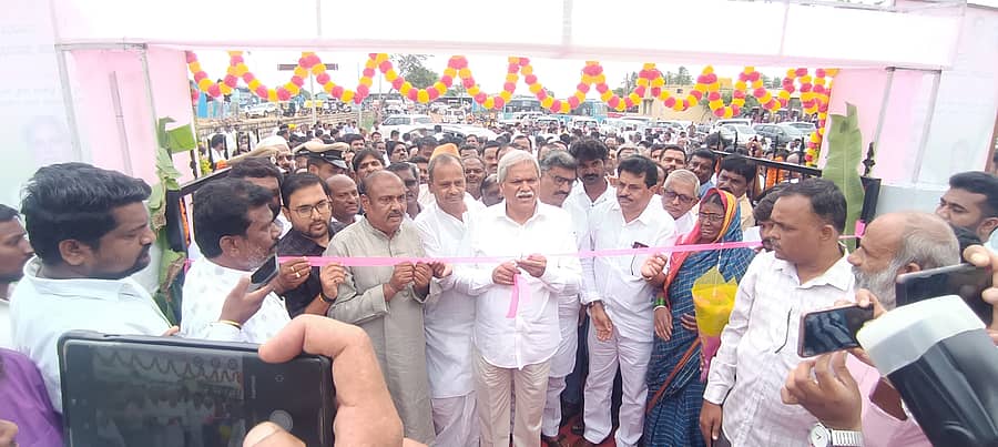ಕೆಂಭಾವಿ ಪಟ್ಟಣದ ಬಸ್ ನಿಲ್ದಾಣದಲ್ಲಿ ನಿರ್ಮಿಸಲಾದ ಇಂದಿರಾ ಕ್ಯಾಂಟೀನ್‌ ಅನ್ನು ಜಿಲ್ಲಾ ಉಸ್ತುವಾರಿ ಸಚಿವ ಶರಣಬಸಪ್ಪಗೌಡ ದರ್ಶನಾಪುರ ಉದ್ಘಾಟಿಸಿದರು