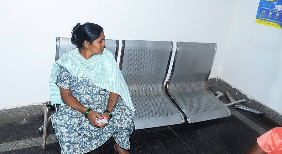 ತುಮಕೂರಿನ ಜಯಪುರದ ನಮ್ಮ ಕ್ಲಿನಿಕ್ನಲ್ಲಿ ಮುರಿದ ಬೆಂಚ್ ಮೇಲೆ ಕುಳಿತ ಮಹಿಳೆ