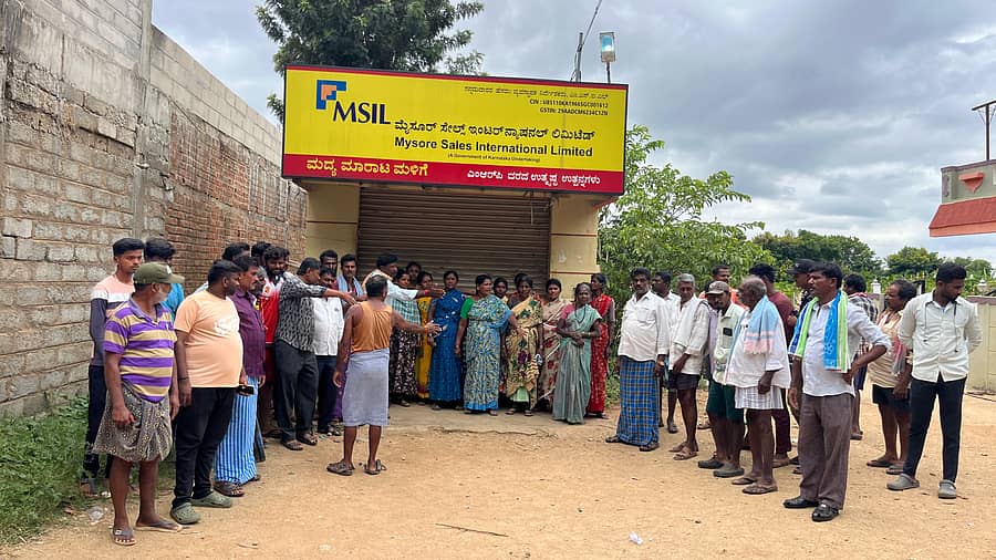 ಗೌರಿಬಿದನೂರು ತಾಲ್ಲೂಕಿನ ತರಿದಾಳು ಗ್ರಾಮದಲ್ಲಿ ಬಾರ್ ನಿಂದ ತೊಂದರೆಯಾಗುತ್ತಿದೆ ಎಂದು ಗ್ರಾಮದ ಮಹಿಳೆಯರು ಬಾರ್ ನ್ನು ಮುಚ್ಚಿಸಿ ಪ್ರತಿಭಟನೆ ನಡೆಸಿದರು