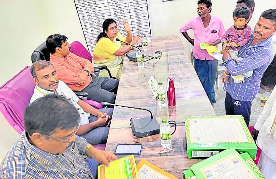 <div class="paragraphs"><p>ಸಿಂಧನೂರು ತಾಲ್ಲೂಕಿನ ಆರ್.ಎಚ್.ಕ್ಯಾಂಪ್ ನಂ.1 ಗ್ರಾಮ ಪಂಚಾಯಿತಿ ಕಚೇರಿಗೆ ಕೇಂದ್ರ ಎಂಒಆರ್‌ಡಿ ತಂಡ ಗುರುವಾರ ಭೇಟಿ ನೀಡಿ ವಿವಿಧ ಯೋಜನೆ ಪ್ರಗತಿ ಪರಿಶೀಲನೆ ನಡೆಸಿತು</p></div><div class="paragraphs"></div><div class="paragraphs"><p><br></p></div>