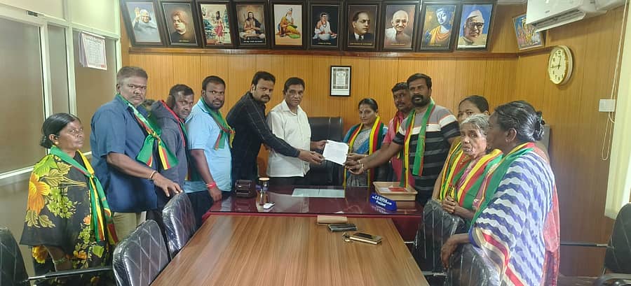 ಕೊಳ್ಳೇಗಾಲ ನಗರದಲ್ಲಿ ಬೀದಿ ದನ, ನಾಯಿಗಳ ಹಾವಳಿಯನ್ನು ನಿಯಂತ್ರಿಸಬೇಕು ಎಂದು ಆಗ್ರಹಿಸಿ  ಜಯ ಕರ್ನಾಟಕ ಜಿಲ್ಲಾ ಘಟಕದ ಅಧ್ಯಕ್ಷೆ ದೇವಿಕಾ ನಗರ ಸಭೆ ಉಪಾಧ್ಯಕ್ಷ ಎ.ಪಿ ಶಂಕರ್ ಹಾಗೂ ಆರೋಗ್ಯ ನಿರೀಕ್ಷಕ ಚೇತನ್ ಅವರಿಗೆ ಶುಕ್ರವಾರ ಮನವಿ ಪತ್ರ  ಸಲ್ಲಿಸಿದರು 