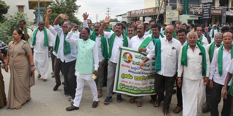 ಆನೇಕಲ್ ತಾಲ್ಲೂಕಿನ ಸರ್ಜಾಪುರ ಹೋಬಳಿಯಲ್ಲಿ ಕೆಐಎಡಿಬಿ ಭೂಸ್ವಾಧೀನ ಪ್ರಕ್ರಿಯೆ ವಿರೋಧಿಸಿ ಹೋರಾಟ ಸಮಿತಿಯಿಂದ ಪ್ರತಿಭಟನೆ ನಡೆಯಿತು