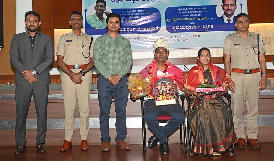 ಡಾ. ಆನಂದ್ ದಂಪತಿಯನ್ನು ಸನ್ಮಾನಿಸಿ ಬೀಳ್ಕೊಡಲಾಯಿತು : ಪ್ರಜಾವಾಣಿ ಚಿತ್ರ