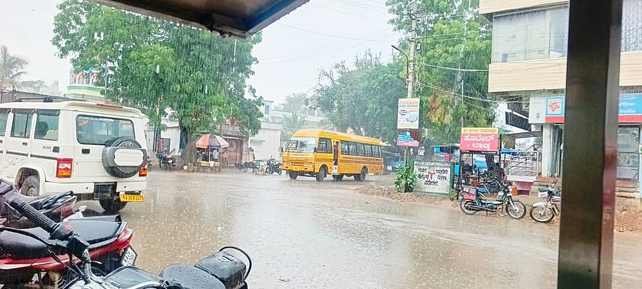 ನರೇಗಲ್‌ ಪಟ್ಟಣದಲ್ಲಿ ಶುಕ್ರವಾರ ಸಂಜೆ ಸುರಿದ ಮಳೆ