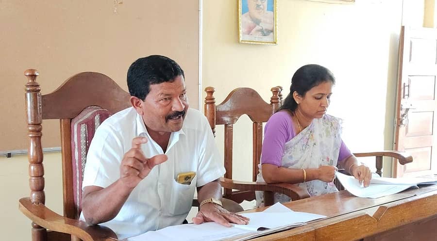 ಕೆ.ಆರ್.ಪೇಟೆ ಪಟ್ಟಣದ ತಾಲ್ಲೂಕು ಪಂಚಾಯಿತಿ ಸಭಾಂಗಣದಲ್ಲಿ ನಡೆದ ಗ್ಯಾರಂಟಿ ಯೋಜನೆಗಳ ಪ್ರಗತಿ ಪರಿಶೀಲನಾ ಸಭೆಯಲ್ಲಿ ತಾಲ್ಲೂಕು ಗ್ಯಾರಂಟಿ ಯೋಜನೆಗಳ ಅನುಷ್ಠಾನ ಸಮಿತಿ ಅಧ್ಯಕ್ಷ ಎ.ಬಿ.ಕುಮಾರ್ ಮಾತನಾಡಿದರು