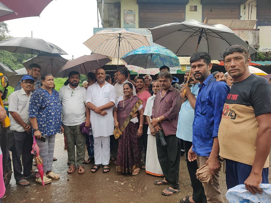 ತೊಕ್ಕೊಟ್ಟು ಒಳಪೇಟೆಯಲ್ಲಿ ರೈಲು ಹಳಿಗೆ ಅಂಡರ್ಪಾಸ್ ನಿರ್ಮಾಣ ಮತ್ತು ರೈಲ್ವೆ ಓವರ್ಬ್ರಿಡ್ಜ್ ವಿಸ್ತರಣೆಗೆ ಸಂಬಂಧಿಸಿ ರೈಲ್ವೆ ಇಲಾಖೆ ಅಧಿಕಾರಿಗಳೊಂದಿಗೆ ಯು.ಟಿ.ಖಾದರ್ ಭೇಟಿ ನೀಡಿದರು