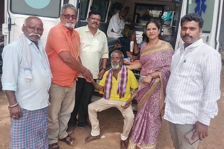 <div class="paragraphs"><p>ಬೀರೂರು ರೈಲ್ವೆ ನಿಲ್ದಾಣದಲ್ಲಿ ಅನಾಥ ಶವಗಳಿಗೆ ಮುಕ್ತಿದಾತನಾಗಿ ಹೆಸರು ಮಾಡಿದ್ದ ಅಂಜನಿಯನ್ನು ಬುಧವಾರ ಕೆ.ಆರ್.ಪೇಟೆಯ ಅನಾಥಾಶ್ರಮಕ್ಕೆ ಕಳುಹಿಸಲಾಯಿತು.</p></div>