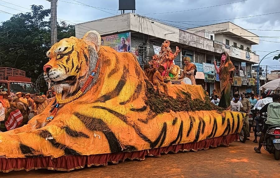 ಮಹಾಲಿಂಗಪುರದ ದುರ್ಗಾದೇವಿ ಜಾತ್ರೆ ಅಂಗವಾಗಿ ದೇವಿ ಮೆರವಣಿಗೆ ನಡೆಯಿತು