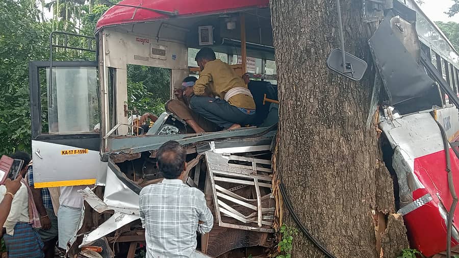 ಹರಿಹರ ಹೊರವಲಯದ ಹರಪನಹಳ್ಳಿ ಹೆದ್ದಾರಿಯಲ್ಲಿ ಮರಕ್ಕೆ ಡಿಕ್ಕಿ ಹೊಡೆದು ಅಪಘಾತಕ್ಕೀಡಾದ ಕೆಎಸ್‌ಆರ್‌ಟಿಸಿ ಬಸ್‌ನ ಚಾಲಕನನ್ನು  ಜನರು ರಕ್ಷಿಸಿದರು
