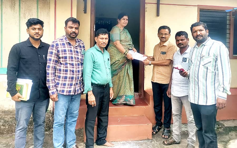 ಬಸವಾಪಟ್ಟಣದಲ್ಲಿ ತಾಲ್ಲೂಕು ಪಂಚಾಯಿತಿ ಸಹಾಯಕ ನಿರ್ದೇಶಕ ಯಶವಂತಕುಮಾರ್ ನೇತೃತ್ವದಲ್ಲಿ ಮನೆ ಕಂದಾಯ ಸಂಗ್ರಹ ಆಂದೋಲನ ನಡೆಯಿತು
