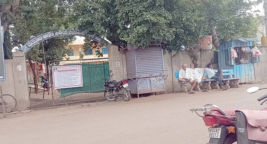 ತೇರದಾಳ ತಾಲ್ಲೂಕಿನ ಸಸಾಲಟ್ಟಿಯ ಸಕರ್ಾರಿ ಶಾಲೆಯ ಕಂಪೌಂಡ ಬಳಿ ಇಡಲಾದ ಗೂಡಂಗಡಿಗಳು.