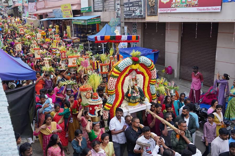 ಕೊಟ್ಟಿಗೆಪಾಳ್ಯದಲ್ಲಿ ನಡೆದ ಸಲ್ಲಾಪುರದಮ್ಮ ದೇವಿಯ ಉತ್ಸವದಲ್ಲಿ ಮಹಿಳೆಯರು ಕಳಸ ಹೊತ್ತು ಸಾಗಿದರು.