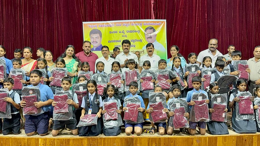 ತೀರ್ಥಹಳ್ಳಿಯಲ್ಲಿ ವಿದ್ಯಾರ್ಥಿಗಳಿಗೆ ಸಂಸದ ಬಿ.ವೈ.ರಾಘವೇಂದ್ರ ಸ್ವೆಟರ್, ಬ್ಯಾಗ್ ವಿತರಿಸಿದರು