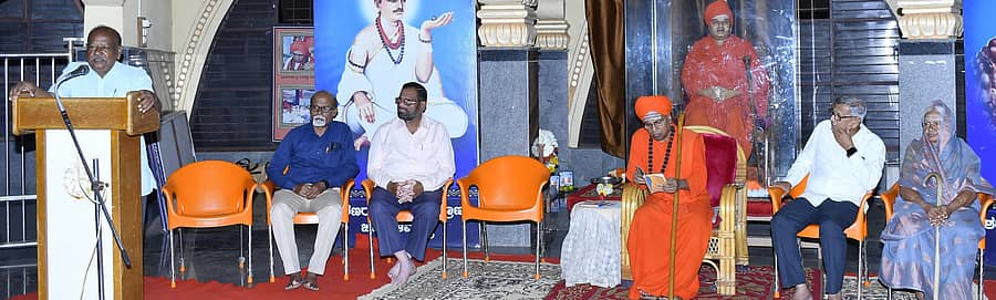 ಗದಗ ತೋಂಟದಾರ್ಯ ಮಠದಲ್ಲಿ ನಡೆದ ಶಿವಾನುಭವ ಕಾರ್ಯಕ್ರಮದಲ್ಲಿ ಡಿಜಿಎಂ ಆಯುರ್ವೇದ ಕಾಲೇಜಿನ ನಿವೃತ್ತ ಪ್ರಾಧ್ಯಾಪಕ ಡಾ. ಎಸ್.ಬಿ.ಗೋವಿಂದಪ್ಪ ಮಾತನಾಡಿದರು.