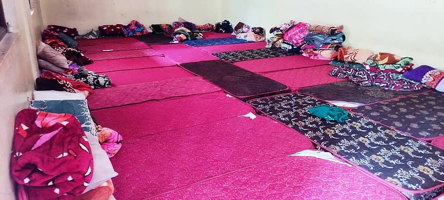 ಬಾಳೆಹೊನ್ನೂರು ಸಮೀಪದ ಮೆಣಸಿನಹಾಡ್ಯ ವಾಲ್ಮೀಕಿ ಆಶ್ರಮ ಶಾಲೆಯ ಕೊಠಡಿಯಲ್ಲಿ ಸ್ವಲ್ಪವೂ ಜಾಗ ಇಲ್ಲದಂತೆ ಹಾಸಿರುವ ಹಾಸಿಗೆಗಳು