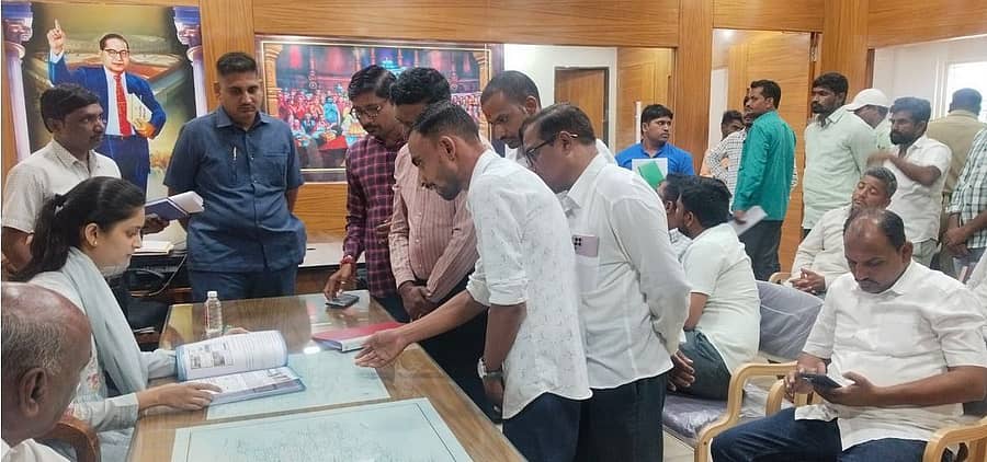 ಚಿಕ್ಕೋಡಿ ಪಟ್ಟಣದ ಸಂಸದರ ಕಚೇರಿಯಲ್ಲಿ ಸಂಸದೆ ಪ್ರಿಯಾಂಕಾ ಜಾರಕಿಹೊಳಿ ಸಾರ್ವಜನಿಕರ ಅಹವಾಲುಗಳನ್ನು ಸ್ವೀಕರಿಸಿದರು.