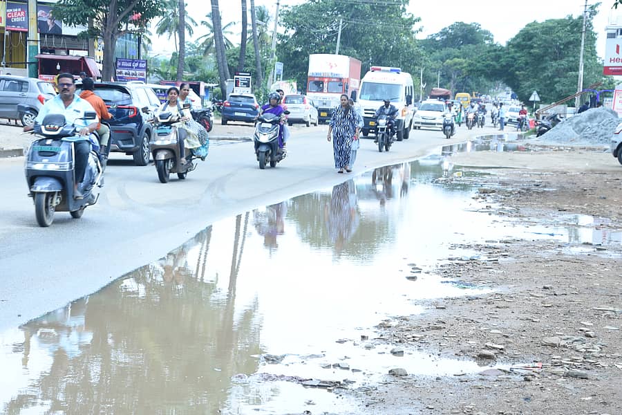 ಬಿಬಿ ರಸ್ತೆಯ ಬದಿ ಮಳೆ ನೀರು