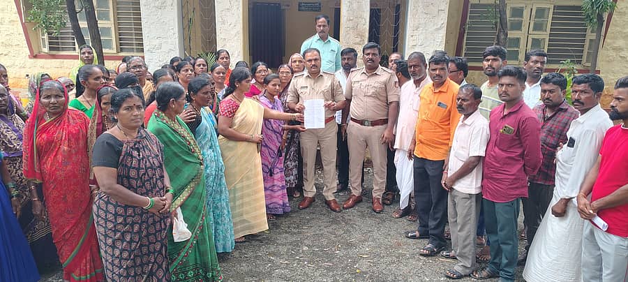 ಹುನಗುಂದ ತಾಲ್ಲೂಕಿನ ಮರೋಳ ಮತ್ತು ಕೊಪ್ಪ ಎಸ್.ಎಂ ಗ್ರಾಮದಲ್ಲಿ ಮದ್ಯಪಾನ, ಮಟ್ಕಾ, ಇಸ್ಪೀಟ್ ಸೇರಿದಂತೆ ಇತರ ಅಕ್ರಮ ಚಟುವಟಿಕೆ ನಿಷೇಧಿಸಬೇಕು ಎಂದು ಆಗ್ರಹಿಸಿ ಮಹಿಳೆಯರು ಪಟ್ಟಣದ ಡಿವೈೆಎಸ್‌ಪಿ ಕಚೇರಿಯ ಎದುರು ಪ್ರತಿಭಟನೆ ನಡೆಸಿ ಸಿಪಿಐ ಸುನೀಲ್ ಸವದಿ ಅವರಿಗೆ ಮನವಿ ಸಲ್ಲಿಸಿದರು
