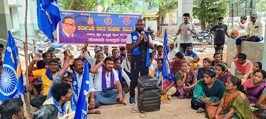 ಮಾಲೂರು ತಾಲ್ಲೂಕು ಕಚೇರಿ ಮುಂಭಾಗದಲ್ಲಿ ಕರ್ನಾಟಕ ದಲಿತ ಸಂಘರ್ಷ ಸಮಿತಿ ಸಂಚಾಲಕ ಎಸ್.ಎಂ. ವೆಂಕಟೇಶ್ ನೇತೃತ್ವದಲ್ಲಿ ಪ್ರತಿಭಟನೆ ನಡೆಯಿತು