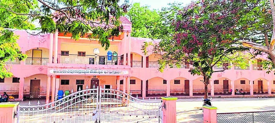 <div class="paragraphs"><p>ನಾಯಕನಹಟ್ಟಿಯ ಗುರುತಿಪ್ಪೇರುದ್ರಸ್ವಾಮಿ ದೇವಾಲಯದ ಆವರಣದಲ್ಲಿರುವ ಅತಿಥಿಗೃಹ ಸಮುಚ್ಛಯದ</p></div><div class="paragraphs"></div><div class="paragraphs"><p><br></p></div>