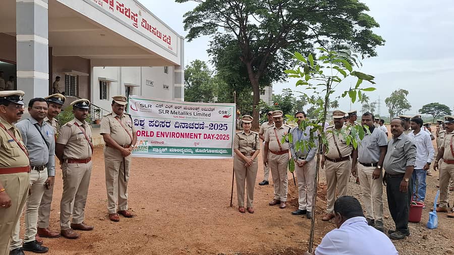 ಹೊಸಪೇಟೆಯಲ್ಲಿ ಶುಕ್ರವಾರ ಎಸ್‌ಪಿ ಎಸ್‌.ಜಾಹ್ನವಿ ಅವರು ಪರಿಸರ ದಿನ ಕಾರ್ಯಕ್ರಮದಲ್ಲಿ ಪಾಲ್ಗೊಂಡರು