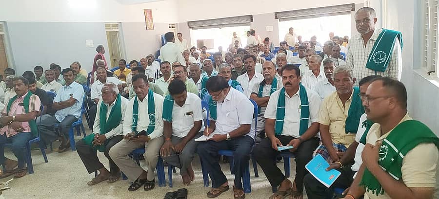 ತುಮಕೂರು ತಾಲ್ಲೂಕಿನ ಹೊನ್ನುಡಿಕೆ ಹ್ಯಾಂಡ್ ಪೋಸ್ಟ್ ಬಳಿಯ ಶೂಲದ ಹನುಮಂತರಾಯಸ್ವಾಮಿ ದೇವಾಲಯದ ಬಳಿ ಶುಕ್ರವಾರ ರೈತರ ಸಭೆ ನಡೆಯಿತು