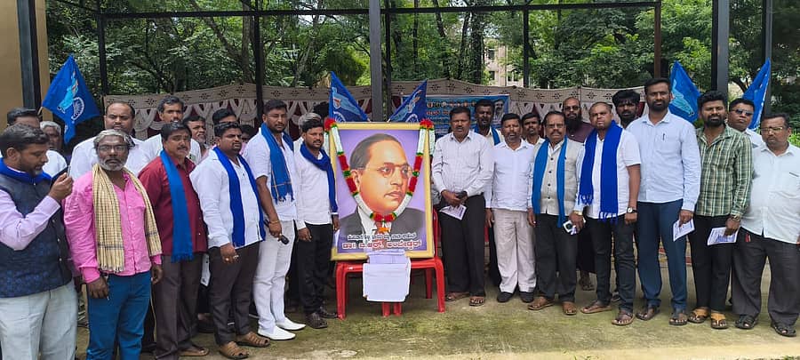 ರಾಮನಗರದ ಜಿಲ್ಲಾಧಿಕಾರಿ ಕಚೇರಿ ಎದುರು ಕರ್ನಾಟಕ ದಲಿತ ಸಂಘರ್ಷ ಸಮಿತಿ ಪದಾಧಿಕಾರಿಗಳು ಪ್ರತಿಭಟನೆ ನಡೆಸಿದರು