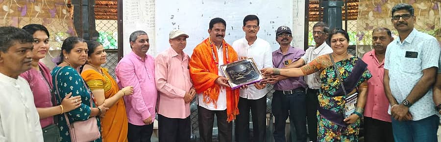 ಶಿರಸಿಗೆ ಆಗಮಿಸಿದ್ದ ಕರ್ನಾಟಕ ಕೊಂಕಣಿ ಸಾಹಿತ್ಯ ಅಕಾಡೆಮಿ ಅಧ್ಯಕ್ಷ ಜೋಕಿಮ್ ಸ್ಟ್ಯಾನಿ ಅಲ್ವಾರೀಸ್ ಅವರನ್ನು  ಕೊಂಕಣ ಕಲಾ ಮಂಡಳದ ವತಿಯಿಂದ ಸನ್ಮಾನಿಸಲಾಯಿತು