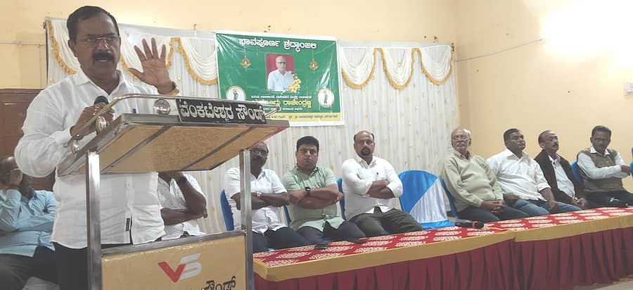 ನರಸಿಂಹರಾಜಪುರದ ತಾಲ್ಲೂಕು ಜೆಡಿಎಸ್ ಘಟಕದಿಂದ ಎಚ್.ಟಿ.ರಾಜೇಂದ್ರ ಅವರಿಗೆ ಇಲ್ಲಿನ ಉಮಾಮಹೇಶ್ವರ ಸಮುದಾಯ ಭವನದಲ್ಲಿ ಶುಕ್ರವಾರ ಹಮ್ಮಿಕೊಂಡಿದ್ದ ಶ್ರದ್ಧಾಂಜಲಿ ಸಭೆಯಲ್ಲಿ ಜೆಡಿಎಸ್ ರಾಜ್ಯ ಘಟಕದ ಉಪಾಧ್ಯಕ್ಷ ಸುಧಾಕರ್ ಎಸ್.ಶೆಟ್ಟಿ ಮಾತನಾಡಿದರು