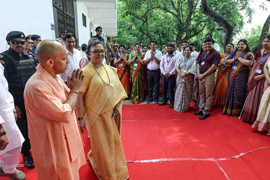 ಬುಡಕಟ್ಟು ನಾಯಕ ಬಿರ್ಸಾ ಮುಂಡಾ ಅವರ ಕುರಿತ ರಾಷ್ಟ್ರೀಯ ವಿಚಾರ ಸಂಕಿರಣದ ಉದ್ಘಾಟನೆಗಾಗಿ ವಾರಾಣಸಿಗೆ ಭೇಟಿ ನೀಡಿದ್ದ ಉತ್ತರ ಪ್ರದೇಶದ ಮುಖ್ಯಮಂತ್ರಿ ಯೋಗಿ ಆದಿತ್ಯನಾಥ ಪಿಟಿಐ ಚಿತ್ರ