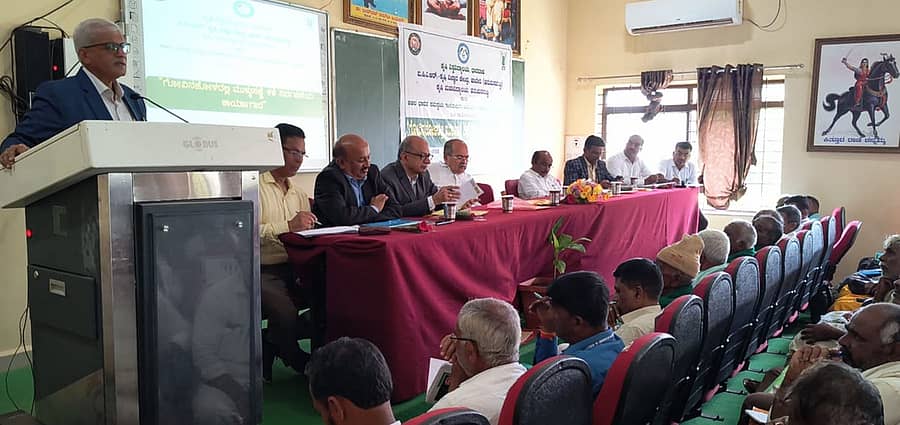 ರಾಣೆಬೆನ್ನೂರು ತಾಲ್ಲೂಕಿನ ಹನುಮನಮಟ್ಟಿ ಕೃಷಿ ವಿಜ್ಞಾನ ಕೇಂದ್ರದಲ್ಲಿ ಮೆಕ್ಕೆಜೋಳ ಬೆಳೆಯುವ ಜಿಲ್ಲೆಯ ರೈತರಿಗೆ ಏರ್ಪಡಿಸಿದ ಮೆಕ್ಕೆಜೋಳದಲ್ಲಿ ಮುಳ್ಳುಸಜ್ಜೆ ಕಳೆ ನಿರ್ವಹಣೆಯ ಕಾರ್ಯಾಗಾರ ಧಾರವಾಡ ಕೃಷಿ ವಿಶ್ವವಿದ್ಯಾಲಯದ ಕುಲಪತಿ ಪಿ. ಎಲ್. ಪಾಟೀಲ ಮಾತನಾಡಿದರು.