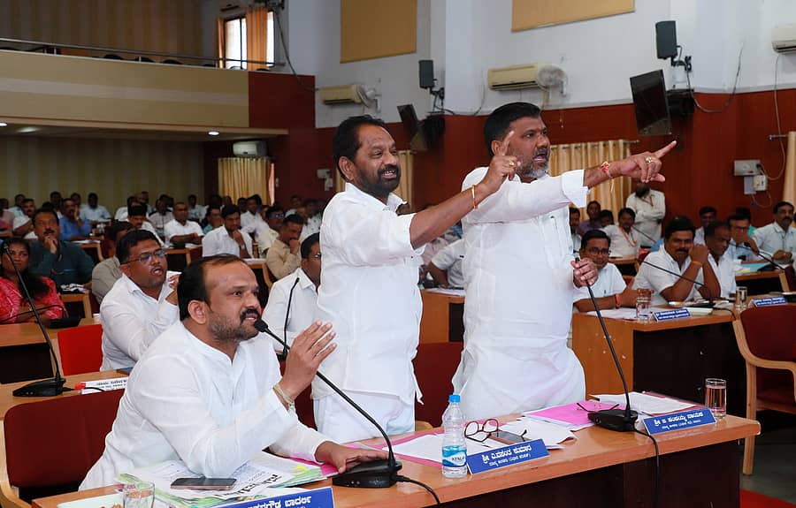 ರಾಯಚೂರಿನಲ್ಲಿ ಶುಕ್ರವಾರ ನಡೆದ ಕೆಡಿಪಿ ಸಭೆಯಲ್ಲಿ ಜಿಲ್ಲಾ ಉಸ್ತುವಾರಿ ಸಚಿವ ಡಾ.ಶರಣಪ್ರಕಾಶ ಪಾಟೀಲ ವಿರುದ್ಧ ವಿಧಾನ ಪರಿಷತ್ ಸದಸ್ಯರಾದ ಬಸನಗೌಡ ಬಾದರ್ಲಿ, ಎ.ವಸಂತಕುಮಾರ ಹಾಗೂ ರಾಜ್ಯ ಖಾದಿ ಮತ್ತು ಗ್ರಾಮೋದ್ಯೋಗ ಮಂಡಳಿ ಅಧ್ಯಕ್ಷ ಬಸನಗೌಡ ತುರುವಿಹಾಳ ಹರಿಹಾಯ್ದರು