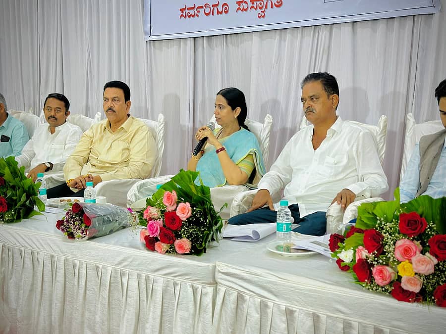 <div class="paragraphs"><p>ಬೆಳಗಾವಿಯಲ್ಲಿ ಶುಕ್ರವಾರ ನಡೆದ ನೀರಾವರಿ ಸಲಹಾ ಸಮಿತಿ ಸಭೆಯಲ್ಲಿ ಲಕ್ಷ್ಮೀ ಹೆಬ್ಬಾಳಕರ ಮಾತನಾಡಿದರು. ಬಿ.ಬಿ.ಚಿಮ್ಮನಕಟ್ಟಿ, ಸಿ.ಸಿ.ಪಾಟೀಲ&nbsp;ಇತರರಿದ್ದರು</p><p></p></div>