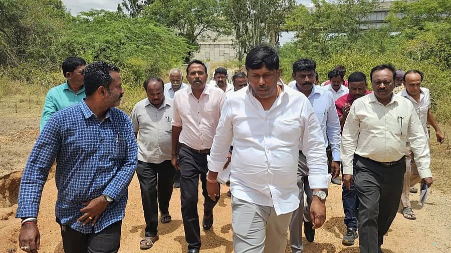 ಬಂಗಾರಪೇಟೆ ತಾಲೂಕಿನ ಬೀರಂಡಹಳ್ಳಿ ನಿರಾಶ್ರಿತರ ಪರಿಹಾರ ಕೇಂದ್ರಕ್ಕೆ ಸಂಸದ ಎಂ ಮಲ್ಲೇಶ್ ಬಾಬು ಭೇಟಿ ನೀಡಿ ಪರಿಶೀಲನೆ ಮಾಡಿದರು