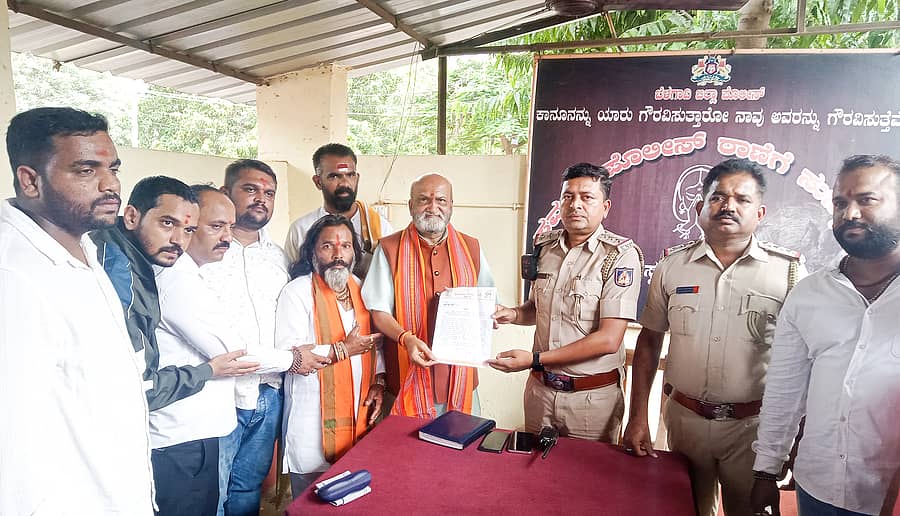 ಹಲ್ಲೆ ನಡೆಸಿದವರ ವಿರುದ್ಧ ಕ್ರಮಕೈಗೊಳ್ಳುವಂತೆ ಪಿಐ ಧರ್ಮಾಕರ ಧರ್ಮಟ್ಟಿ ಅವರಿಗೆ ಶ್ರೀರಾಮ ಸೇನೆ ಅಧ್ಯಕ್ಷ ಪ್ರಮೋದ ಮುತಾಲಿಕ ಶುಕ್ರವಾರ ಮನವಿ ಸಲ್ಲಿಸಿದರು 