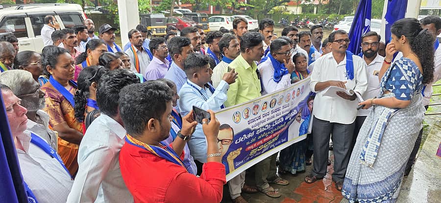 ಕುಂದಾಪುರ ಉಪ ವಿಭಾಗಾಧಿಕಾರಿ ರಶ್ಮೀ ಎಸ್.ಆರ್ ಅವರನ್ನು ಶುಕ್ರವಾರ ಭೇಟಿ ಮಾಡಿದ ದಸಂಸ ಕಾರ್ಯಕರ್ತರು, ಭೂಮಿ ಮತ್ತು ವಸತಿ ಹಕ್ಕುಗಳಿಗೆ ಆಗ್ರಹಿಸಿ ಮನವಿ ನೀಡಿದರು.