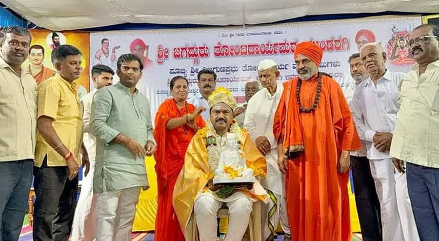 ಮುಂಡರಗಿಯ ಜಗದ್ಗುರು ತೋಂಟದಾರ್ಯ ಶಾಖಾ ಮಠದಲ್ಲಿ ಸಂಸದ ಬಿ.ವೈ.ರಾಘವೇಂದ್ರ ಅವರನ್ನು ಶ್ರೀ ಮಠದಿಂದ ಸನ್ಮಾನಿಸಲಾಯಿತು