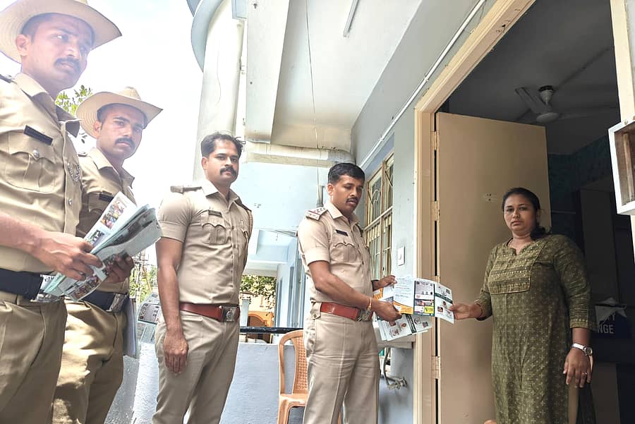 ಕುಂಬಾರಹಳ್ಳಿ, ಗಣಪತಿನಗರ ಮತ್ತು ಎಜಿಬಿ ಬಡಾವಣೆಗಳ ಮನೆಗಳಿಗೆ ಭೇಟಿ ನೀಡಿದ ಪೊಲೀಸರು ನಿವಾಸಿಗಳಿಗೆ ಕರಪತ್ರಗಳನ್ನು ವಿತರಿಸಿದರು