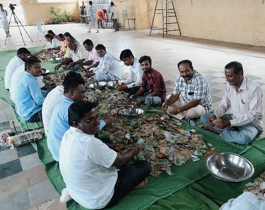 ಕಾಳಗಿ ತಾಲ್ಲೂಕಿನ ಕೋರವಾರ ಅಣಿವೀರಭದ್ರೇಶ್ವರ ದೇವಸ್ಥಾನದಲ್ಲಿ ಗುರುವಾರ ಹುಂಡಿ ಎಣಿಕೆ ಮಾಡಲಾಯಿತು