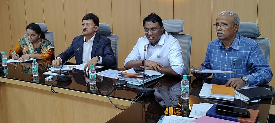 ಮೈಸೂರಿನ ವಿಜಯನಗರದ ಸೆಸ್ಕ್‌ ಕಚೇರಿಯಲ್ಲಿ ಶುಕ್ರವಾರ ನಡೆದ ಪ್ರಗತಿ ಪರಿಶೀಲನಾ ಸಭೆಯಲ್ಲಿ ಇಂಧನ ಇಲಾಖೆ ಹೆಚ್ಚುವರಿ ಮುಖ್ಯ ಕಾರ್ಯದರ್ಶಿ ಗೌರವ್‌ ಗುಪ್ತ ಮಾತನಾಡಿದರು. ಜಿ.ರೇಣುಕಾ, ಕೆ.ಎಂ.ಮುನಿಗೋಪಾಲ್‌ ರಾಜು, ಡಿ.ಜೆ.ದಿವಾಕರ್‌ ಪಾಲ್ಗೊಂಡಿದ್ದರು 