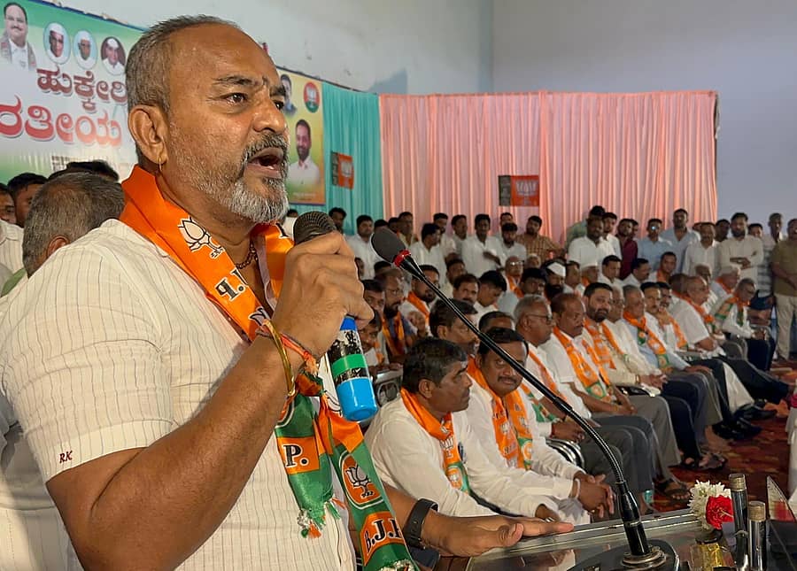 ಹುಕ್ಕೇರಿಯಲ್ಲಿ ಶುಕ್ರವಾರ ನಡೆದ ಬಿಜೆಪಿ ಕಾರ್ಯಕರ್ತರ ಬೃಹತ್ ಸಭೆಯನ್ನು ಉದ್ದೇಶಿಸಿ ಬಿಡಿಸಿಸಿ ನಿರ್ದೇಶಕ ರಮೇಶ್ ಕತ್ತಿ  ಮಾತನಾಡಿದರು