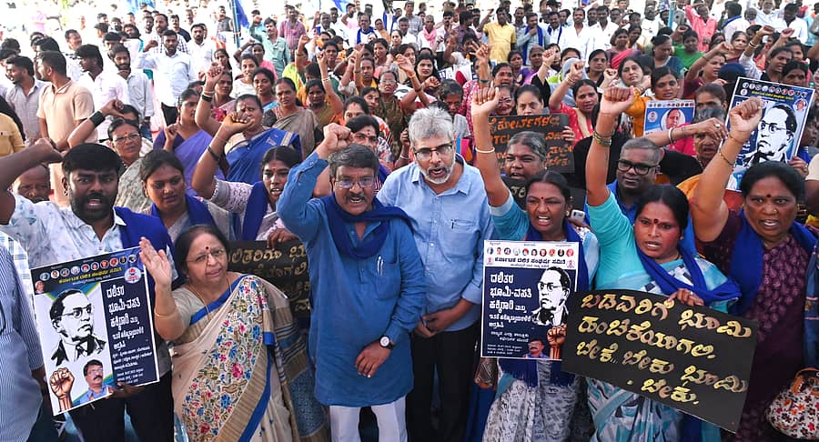 ವಿವಿಧ ಬೇಡಿಕೆಗಳ ಈಡೇರಿಕೆಗೆ ಆಗ್ರಹಿಸಿ ಕರ್ನಾಟಕ ದಲಿತ ಸಂಘರ್ಷ ಸಮಿತಿ ಪ್ರಧಾನ ಸಂಚಾಲಕ ಮಾವಳ್ಳಿ ಶಂಕರ್, ಇಂದಿರಾ ಕೃಷ್ಣಪ್ಪ ನೇತೃತ್ವದಲ್ಲಿ ಶುಕ್ರವಾರ ಬೆಂಗಳೂರಿನ ಸ್ವಾತಂತ್ರ್ಯ ಉದ್ಯಾನದಲ್ಲಿ ಪ್ರತಿಭಟನೆ ನಡೆಯಿತು ಪ್ರಜಾವಾಣಿ ಚಿತ್ರ