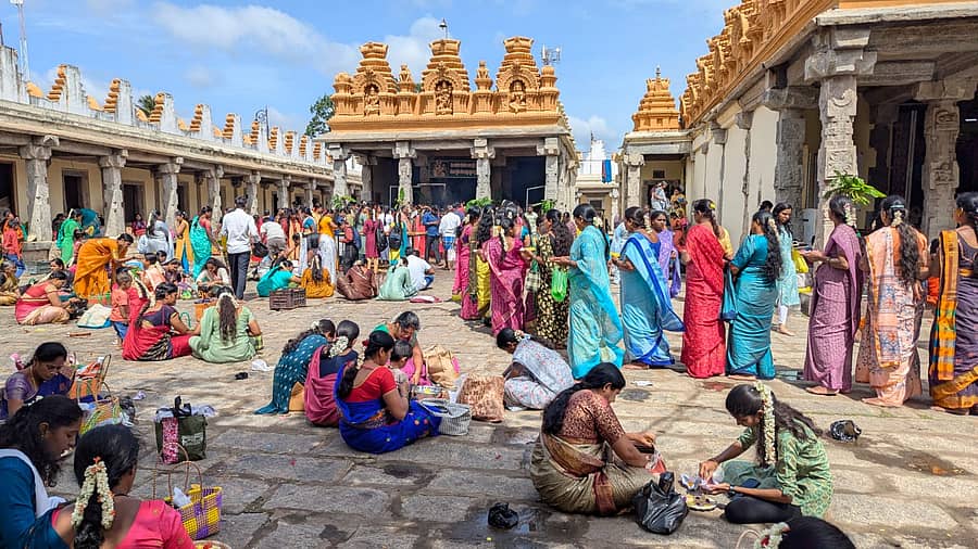ಆಷಾಡ ಮಾಸದ ಕಡೆಯ ಶುಕ್ರವಾರದಂದು ನಗರದ ಚಾಮರಾಜೇಶ್ವರ ದೇವಸ್ಥಾನದ ಆವರಣದಲ್ಲಿರುವ ಚಾಮುಂಡೇಶ್ವರಿ ಗುಡಿಯಲ್ಲಿ ಭಕ್ತರು ವಿಶೇಷ ಪೂಜೆ ಸಲ್ಲಿಸಿದರು