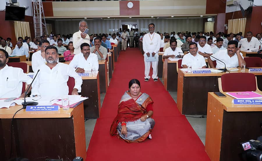 <div class="paragraphs"><p>ಸಭೆಯಲ್ಲಿ ಶಾಸಕಿ ಕರೆಮ್ಮ ನಾಯಕ ಧರಣಿ</p></div>