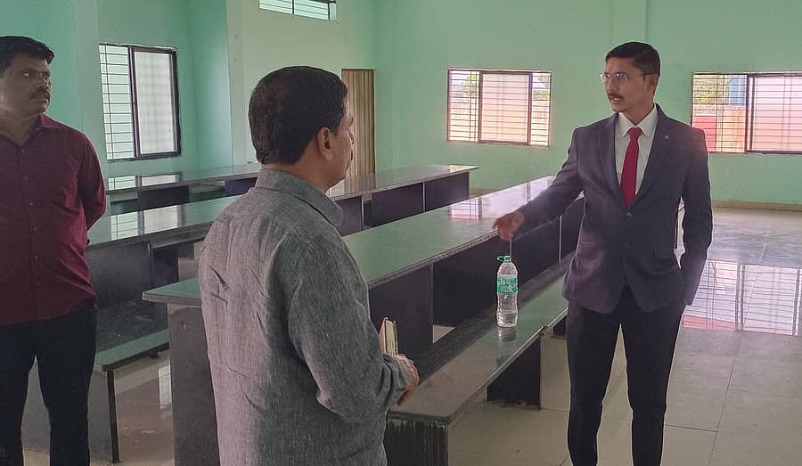 ಸುರಪುರ ತಾಲ್ಲೂಕಿನ ದೇವಾಪುರ ಗ್ರಾಮದ ವಸತಿ ನಿಲಯಕ್ಕೆ ಪ್ರಧಾನ ಸಿವಿಲ್ ನ್ಯಾಯಾಧೀಶ ಬಸವರಾಜ ಭೇಟಿ ನೀಡಿ ಪರಿಶೀಲಿಸಿದರು