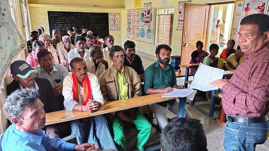ಚಾಮರಾಜನಗರ ತಾಲ್ಲೂಕಿನ ಕುಂಬಾರಗುಂಡಿಯ ಬುಡಕಟ್ಟು ಗಿರಿಜನ ಆಶ್ರಮ ಶಾಲೆಯಲ್ಲಿ ಅರಣ್ಯ ಹಕ್ಕು ಸಮಿತಿಗಳ ಅಧ್ಯಕ್ಷರು, ಕಾರ್ಯದರ್ಶಿ, ಸದಸ್ಯರು ಹಾಗೂ ಗ್ರಾಮದ ಮುಖಂಡರಿಗೆ ಅರಣ್ಯ ಹಕ್ಕು ಕಾಯ್ದೆಯ ಅನುಷ್ಠಾನ ಸಭೆಯಲ್ಲಿ ಜಿಲ್ಲಾ ಬುಡಕಟ್ಟು ಗಿರಿಜನ ಅಭಿವೃದ್ಧಿ ಸಂಘದ ಕಾರ್ಯದರ್ಶಿ ಸಿ.ಮಾದೇಗೌಡ ಮಾತನಾಡಿದರು